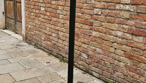 ARROE DISPLAY STAND